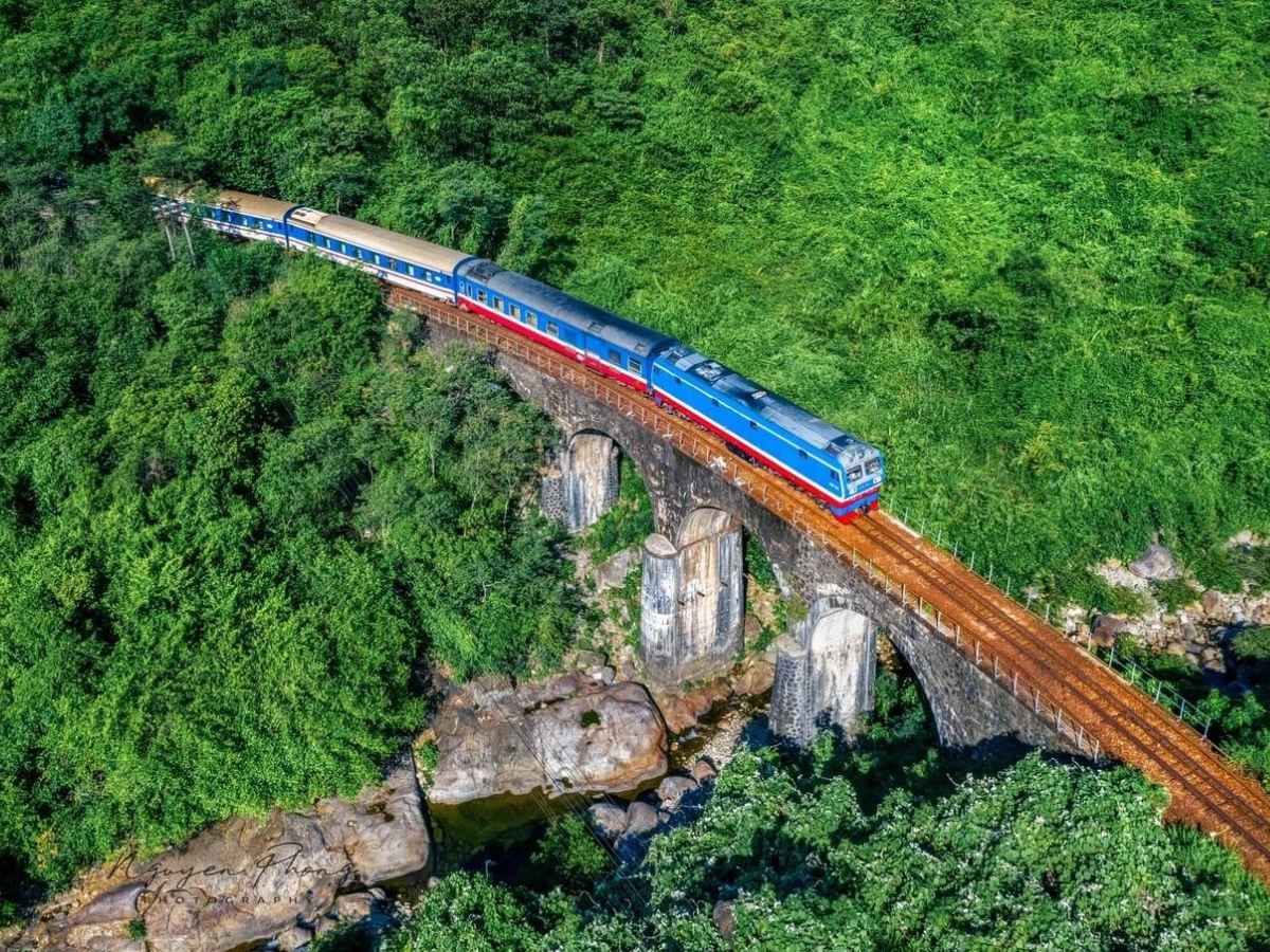 Bạn có thể ngắm nhìn view qua đèo đẹp đến nín thở mà không phương tiện nào có được