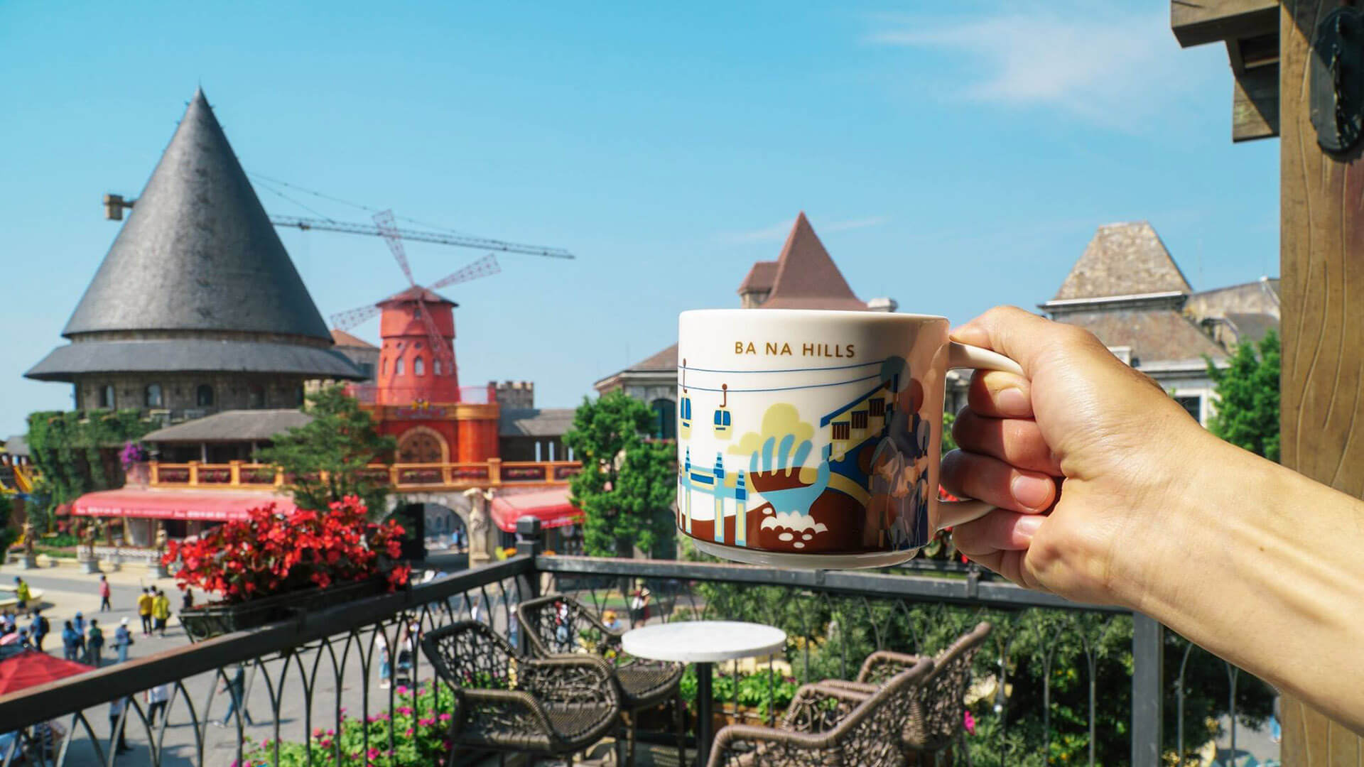 Nhâm nhi một tách đồ uống ấm nóng và ngắm nhìn cảnh hoàng hôn buông xuống trên đỉnh núi Chúa hùng v