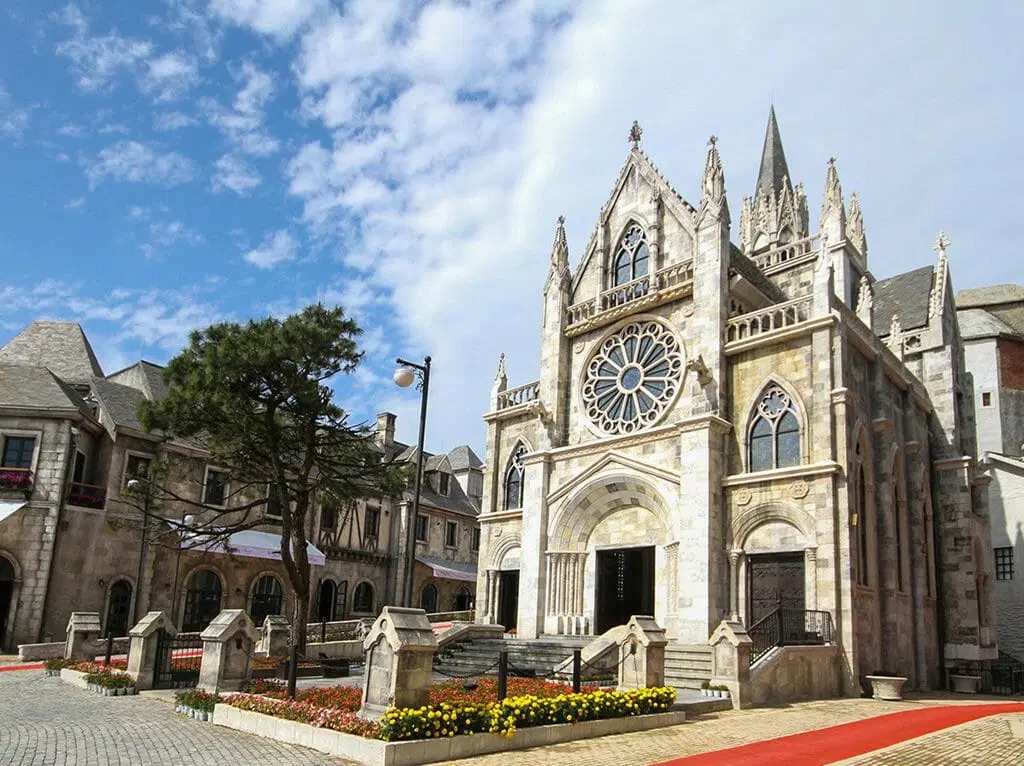 Góc view nghiêng tại nhà thờ St. Denis ở Bà Nà Hills 