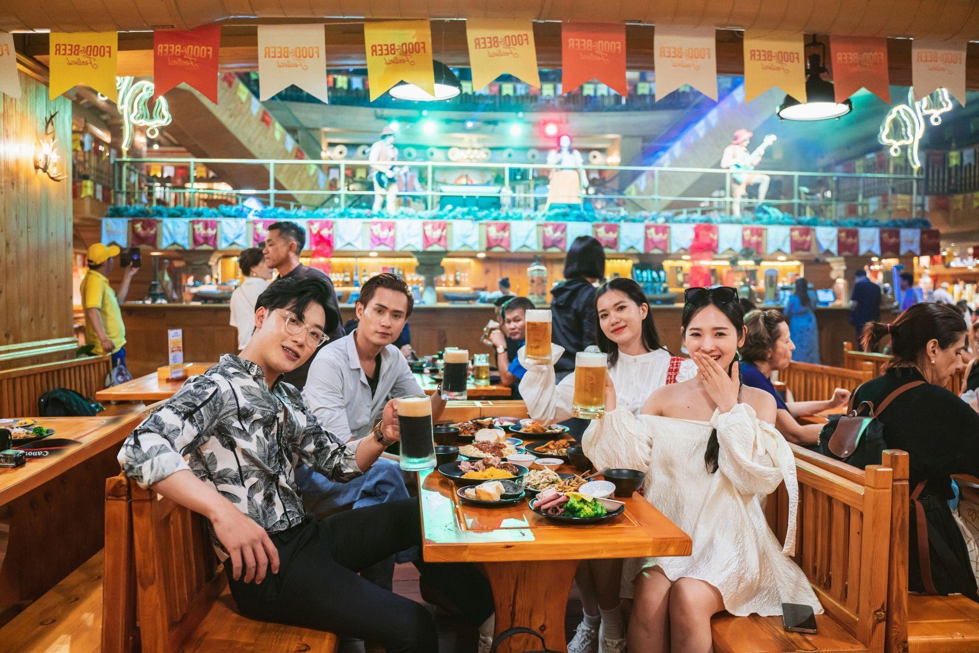 Beer Plaza mang đến không khí náo nhiệt cho du khách thưởng thức không khí ở Bà Nà Hills