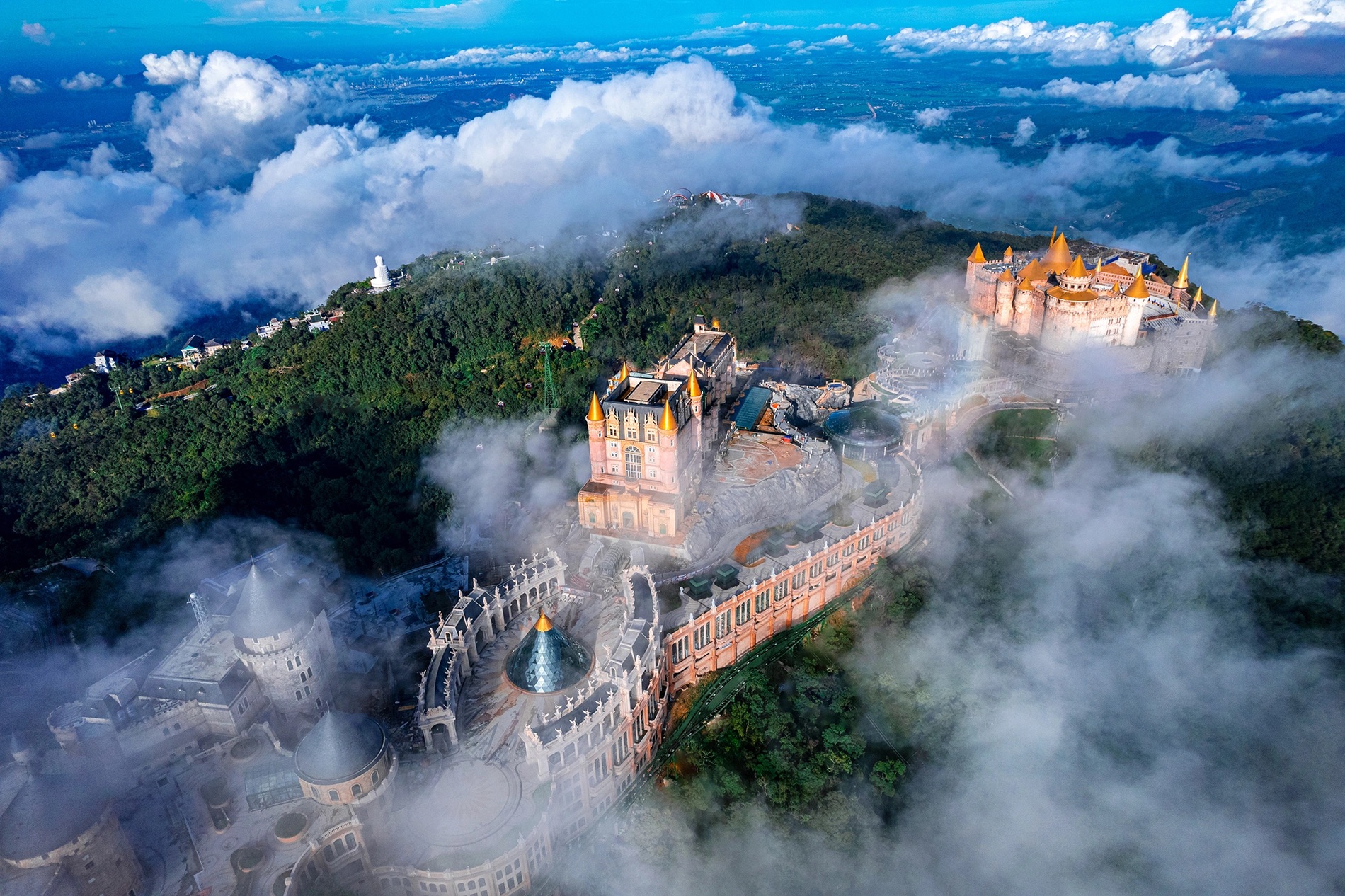 Bà Nà Hills trên đỉnh Núi Chúa với mây