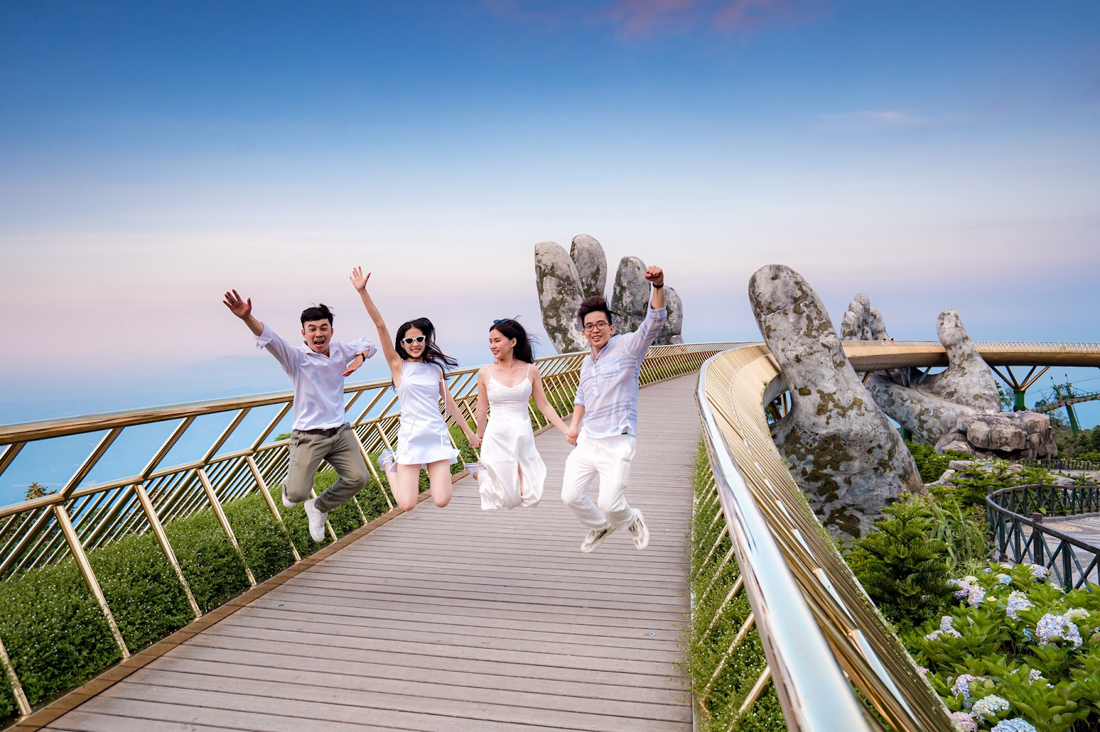Góc chụp kết hợp với bầu trời xanh độc đáo trên Cầu Vàng ở Bà Nà Hills 