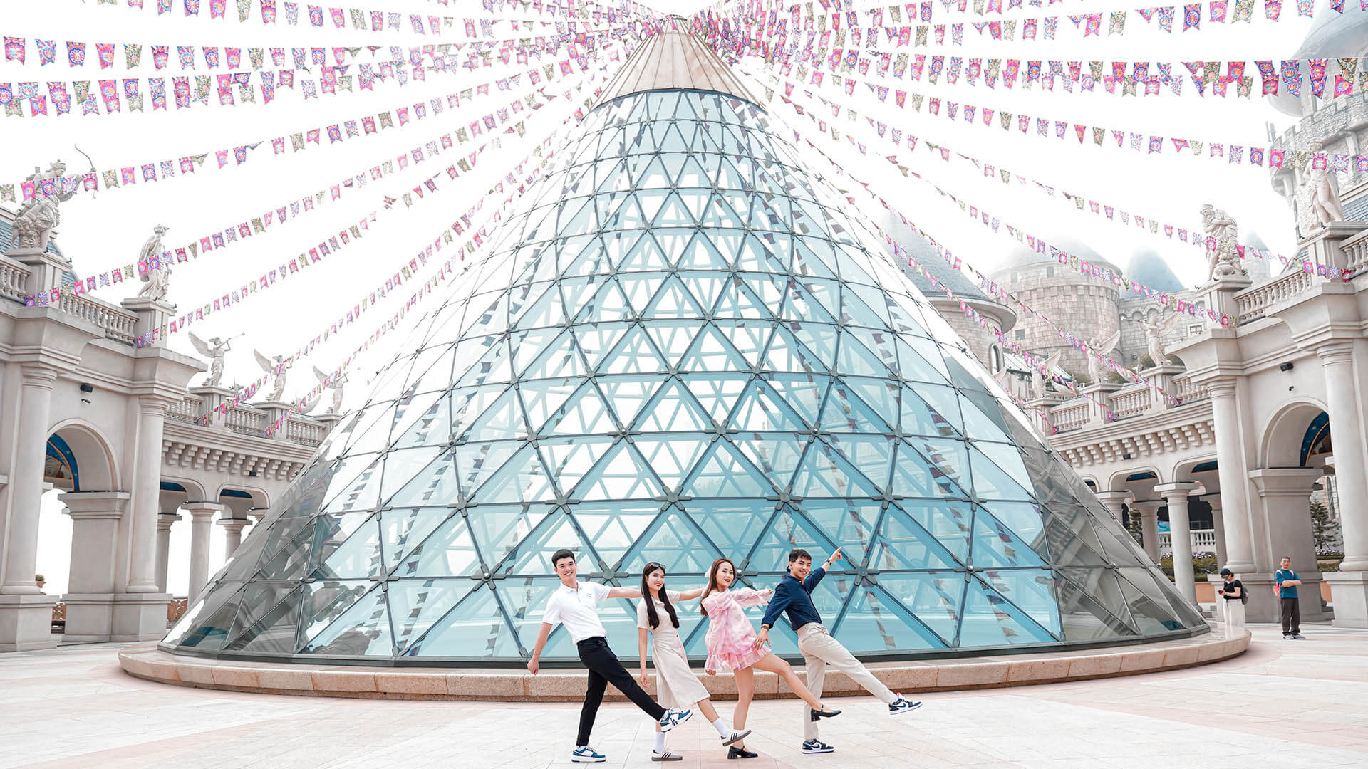 Du khách check-in ở Quảng trường Nhật Thực tại Bà Nà Hills