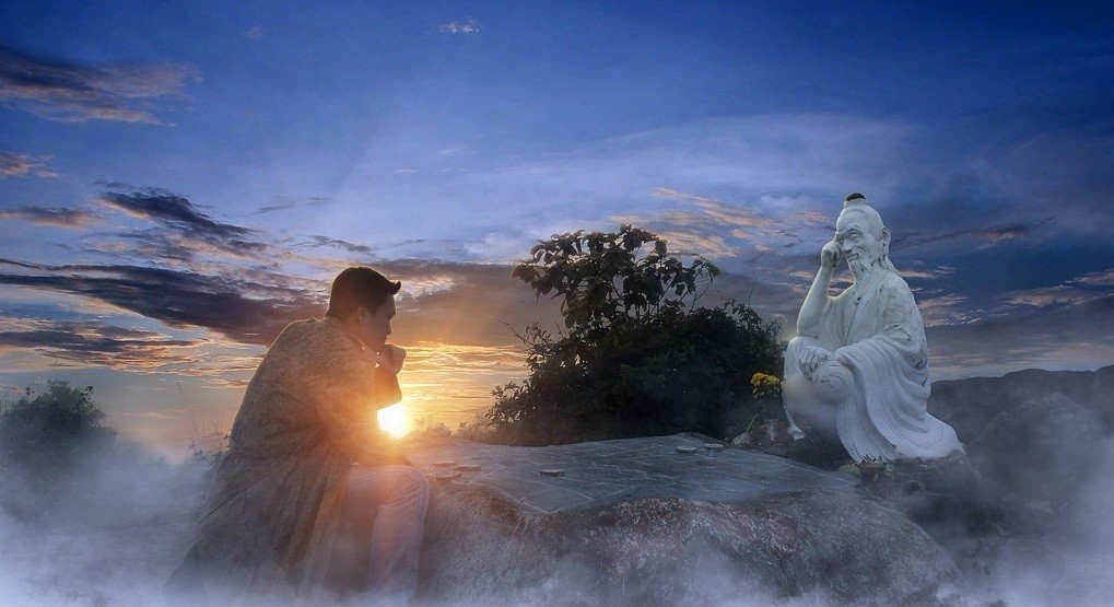 Du khách check-in cùng tượng ông tiên Đế Thích tại Đỉnh Bàn Cờ Đà Nẵng