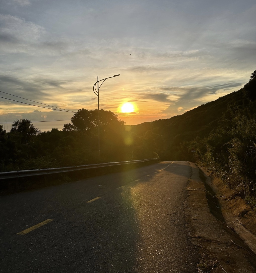 Bình minh ló rạng trên đường đi đến Đỉnh Bàn Cờ Đà Nẵng