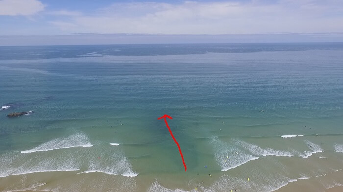 Dòng chảy xa bờ (Rip current) hoạt động mạnh mẽ và khó lường nhất, rất dễ xảy ra tình huống nguy hiểm.