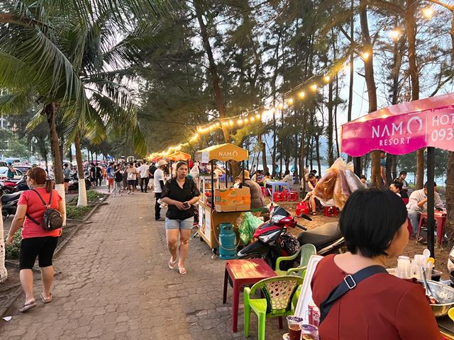 Phố ăn vặt Nam Ô