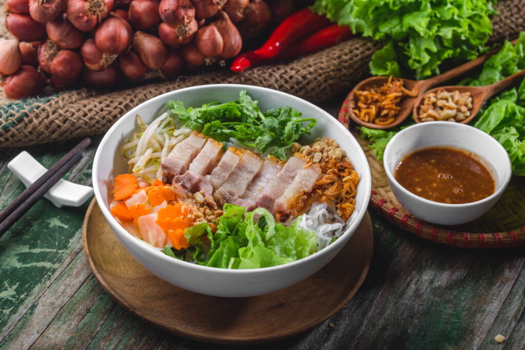 Tô bún mắm đầy đặn với heo quay và rau sống tươi xanh - ăn gì ở đà nẵng buối tối