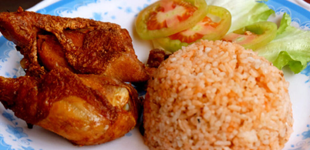 Cơm gà phục vụ đến khuya dành cho tín đồ ăn đêm - ăn gì ở đà nẵng buổi tối 