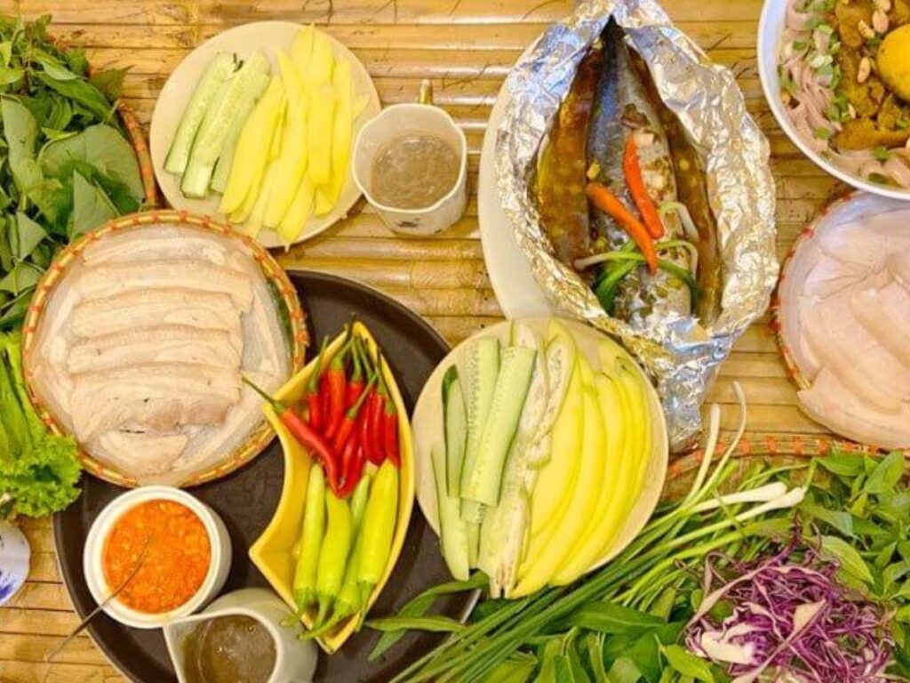 Mẹt bánh tráng thịt heo ăn kèm rau sống và mắm nêm đậm vị - ăn gì buổi tối ở đà nẵng