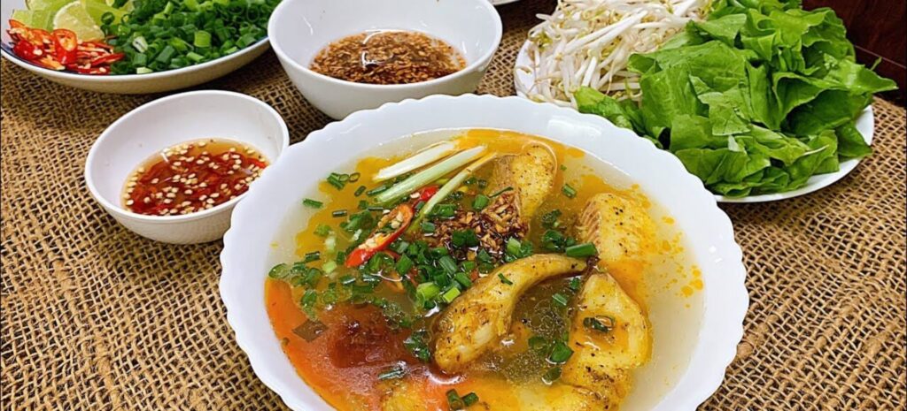 Bánh canh cá lóc nóng hổi cho buổi tối se lạnh - ăn gì ở đà nẵng buổi tối 