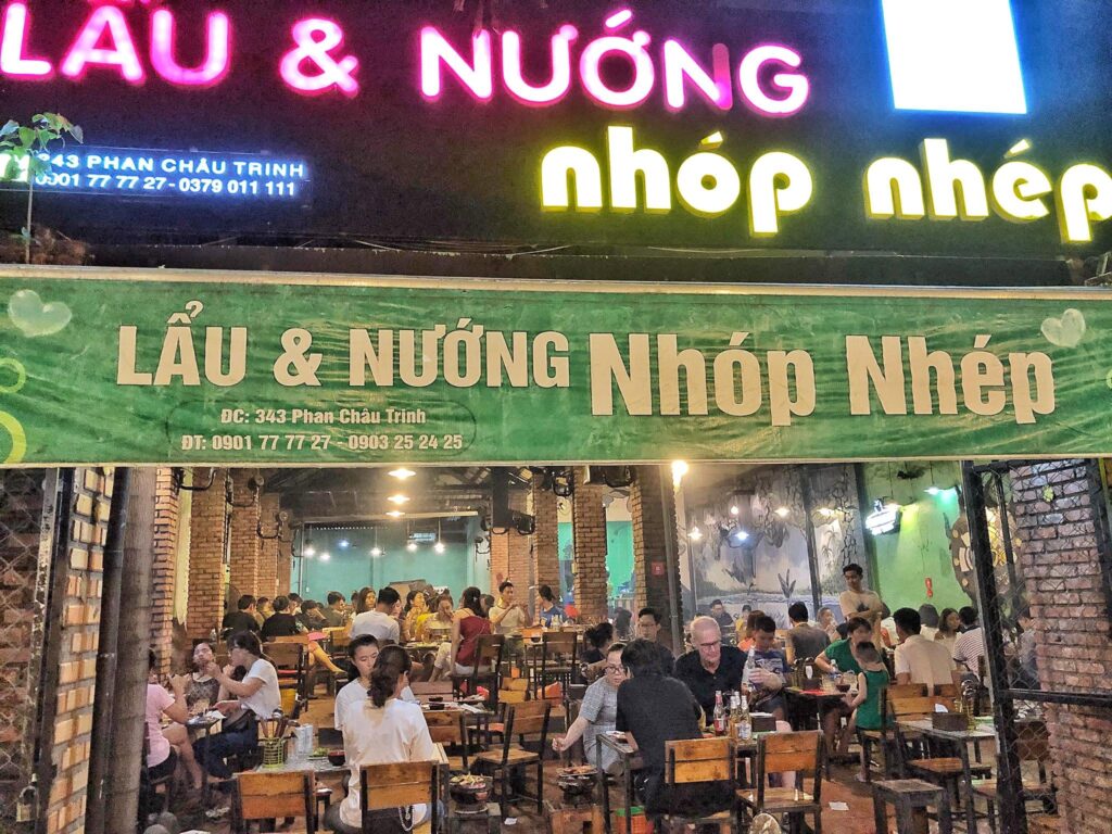 Không gian lẩu nướng đông vui phù hợp đi nhóm - ăn gì ở đà nẵng buổi tối 