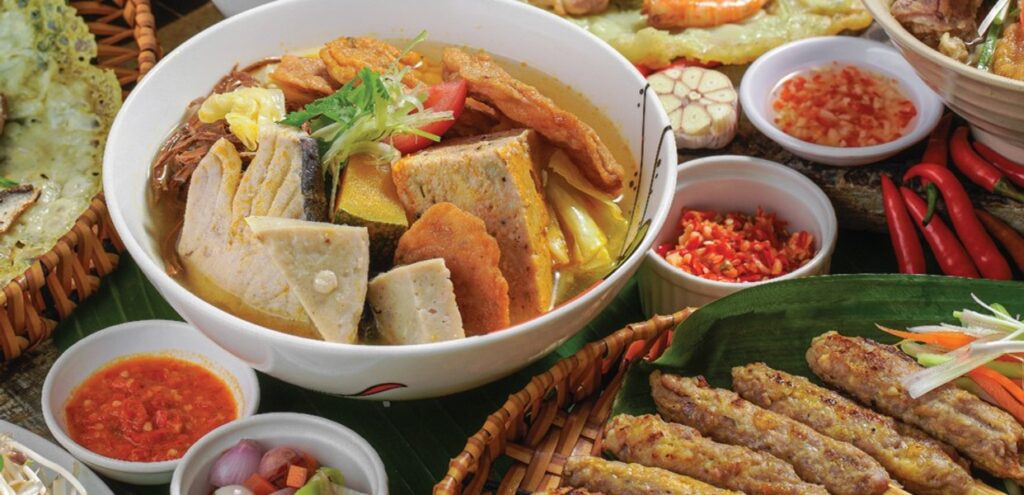 Bún chả cá với nước dùng thanh ngọt từ cá và xương - ăn gì ở đà nẵng buổi tối 