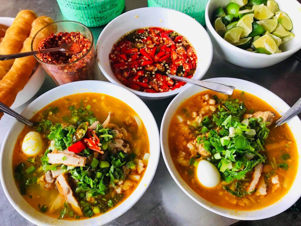 Tô bánh canh bình dân quen thuộc của người Đà Nẵng - ăn gì ở đà nẵng buổi tối 