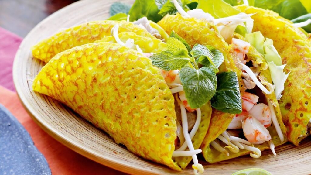 Bánh xèo vàng giòn với nhân tôm thịt đầy đặn - ăn gì ở đà nẵng buổi tối 