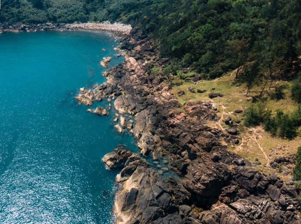 Khám Phá Bãi Đá Đen – Thiên Đường Biển Hoang Sơ, Huyền Bí