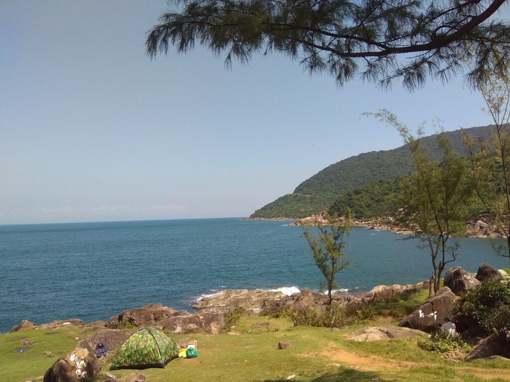 Khám Phá Bãi Đá Đen – Thiên Đường Biển Hoang Sơ, Huyền Bí