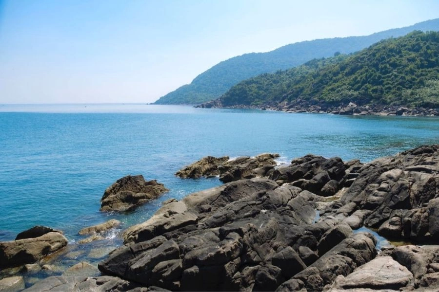 Khám Phá Bãi Đá Đen – Thiên Đường Biển Hoang Sơ, Huyền Bí