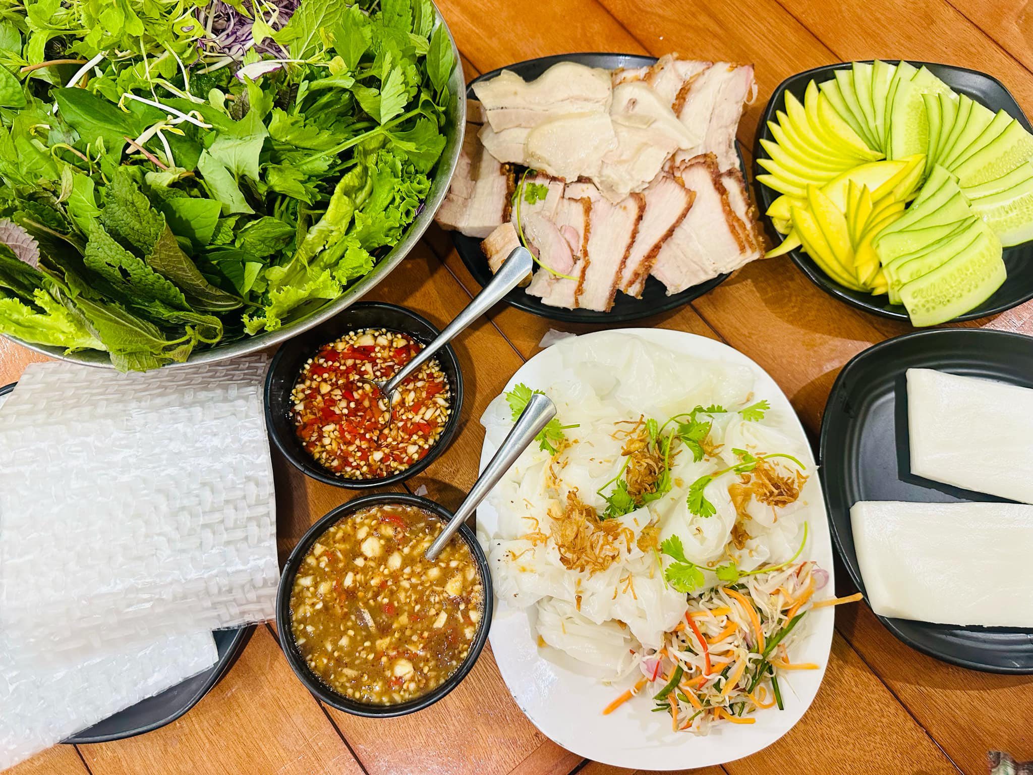 bánh tráng cuốn thịt heo