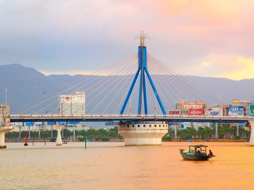 Cầu Sông Hàn nổi bật với cơ chế quay độc đáo bắc qua dòng sông cùng tên - các cây cầu nổi tiếng ở đà nẵng