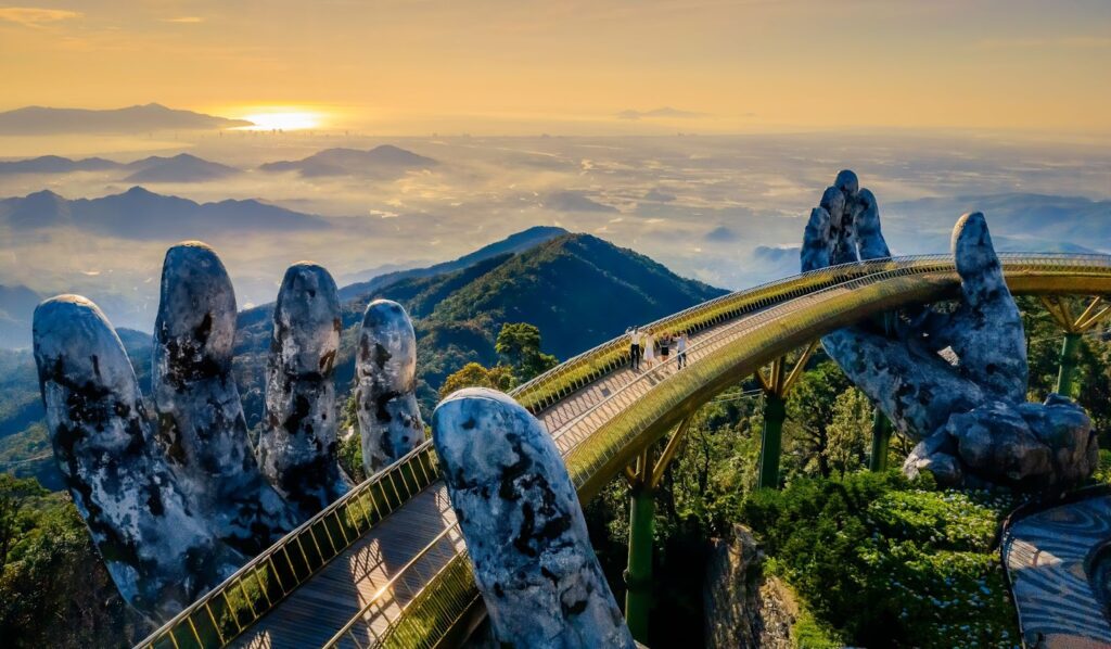 Cầu Vàng gây ấn tượng với thiết kế đôi bàn tay nâng dải lụa vàng - các cây cầu nổi tiếng ở đà nẵng