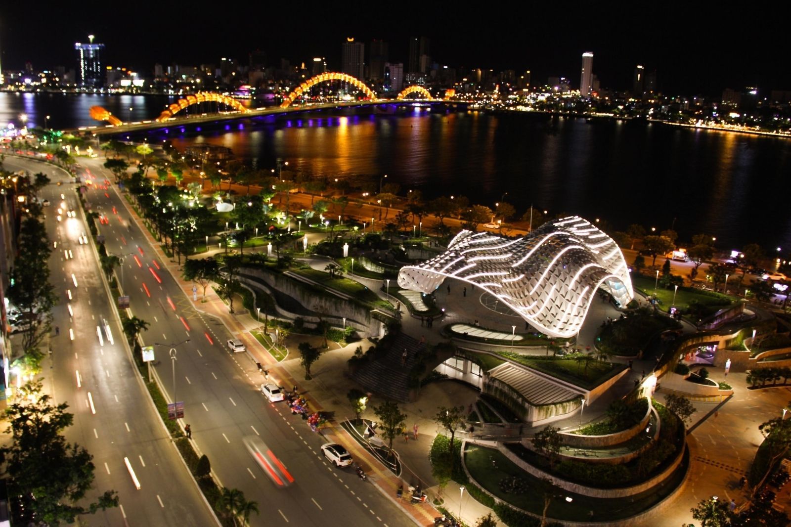 Công viên Apec là một trong những địa điểm lý tưởng cho câu hỏi chơi gì ở Đà Nẵng buổi tối