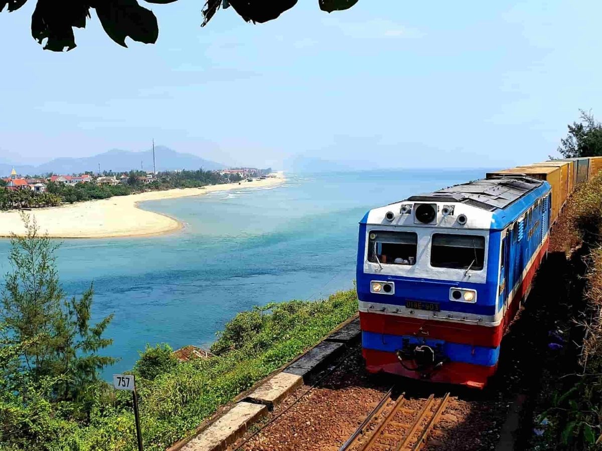 Tàu hỏa ven biển miền Trung với khung cảnh cực chill- du lịch ở đà nẵng cho cặp đôi