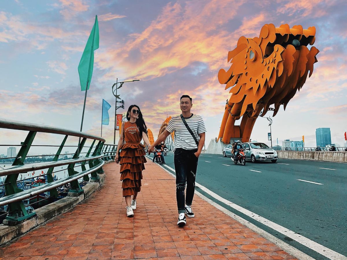 Cặp đôi check-in Cầu Rồng lúc hoàng hôn ở Đà Nẵng - du lịch ở đà nẵng cho cặp đôi 
