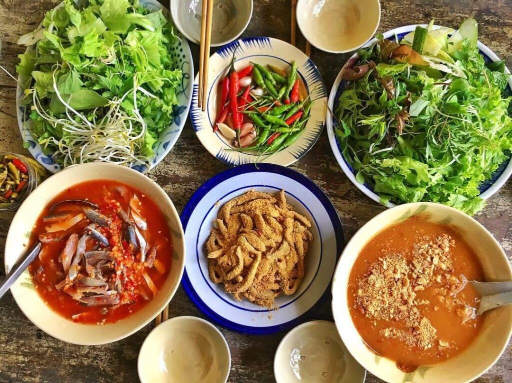 Gỏi cá Nam Ô ăn kèm rau sống và bánh tráng - kinh nghiệm du lịch đà nẵng