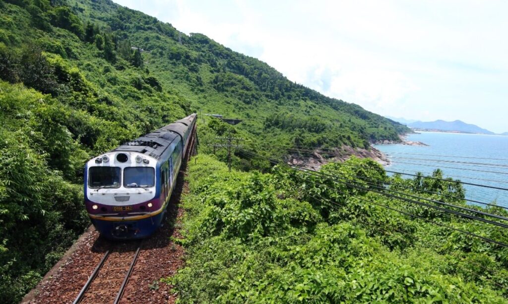 Cung đường tàu hỏa ven biển đẹp nổi tiếng miền Trung - kinh nghiệm du lịch đà nẵng