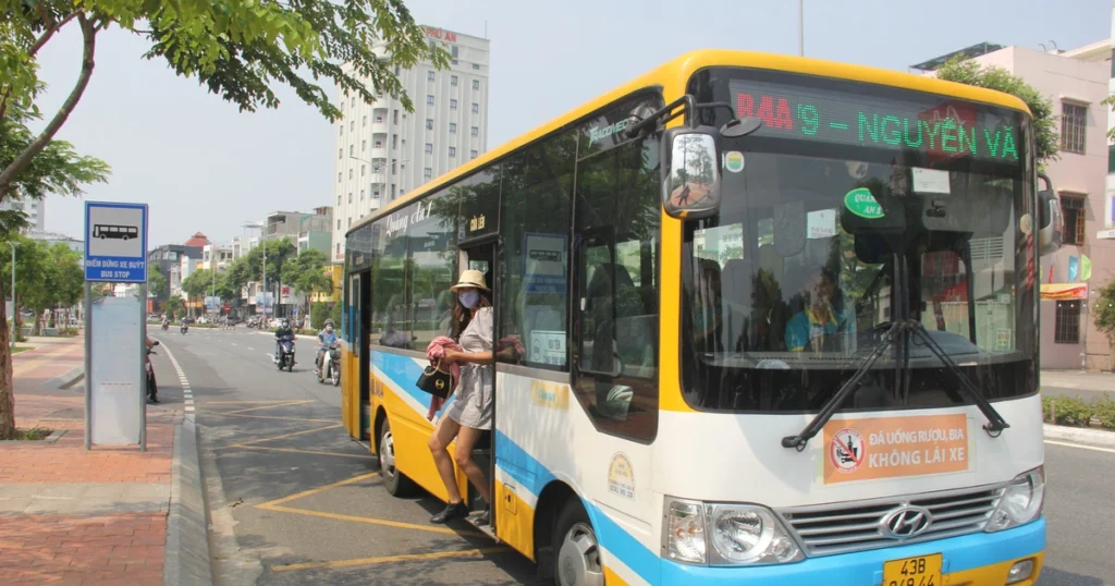 Xe buýt công cộng phù hợp cho những chuyến đi tiết kiệm - kinh nghiệm du lịch đà nẵng