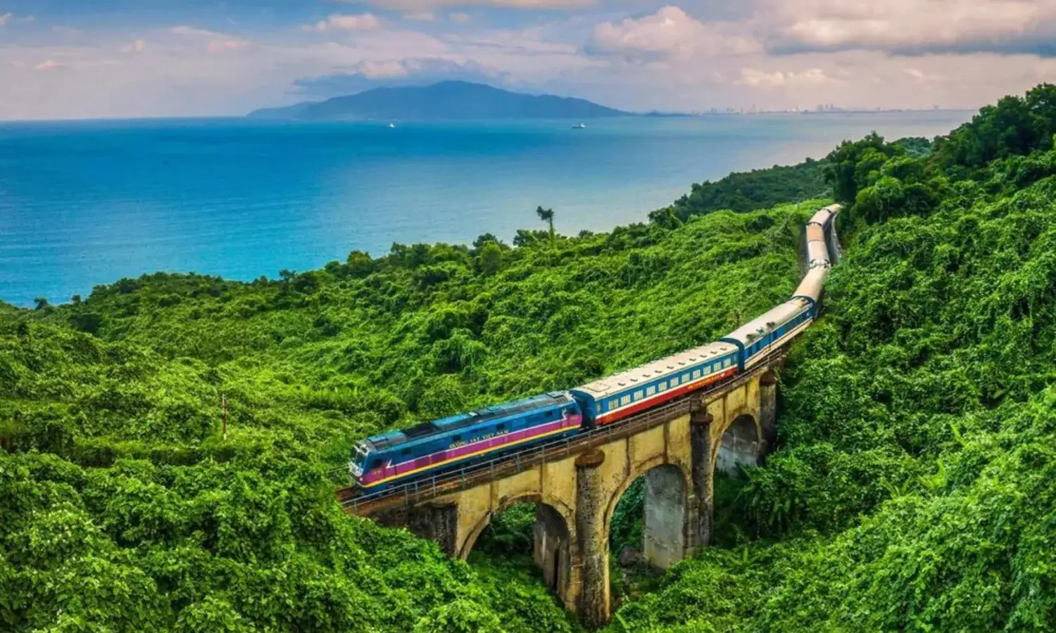 Cung đường tàu hỏa qua đèo Hải Vân - lịch trình du lịch đà nẵng 3 ngày 2 đêm