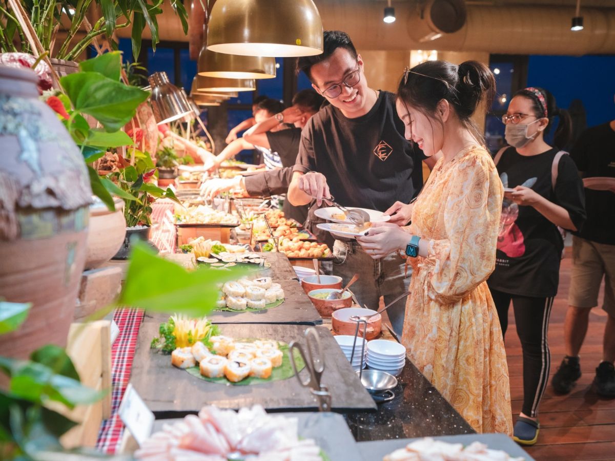 Thưởng thức buffet trên đỉnh Bà Nà - lịch trình du lịch đà nẵng 3 ngày 2 đêm