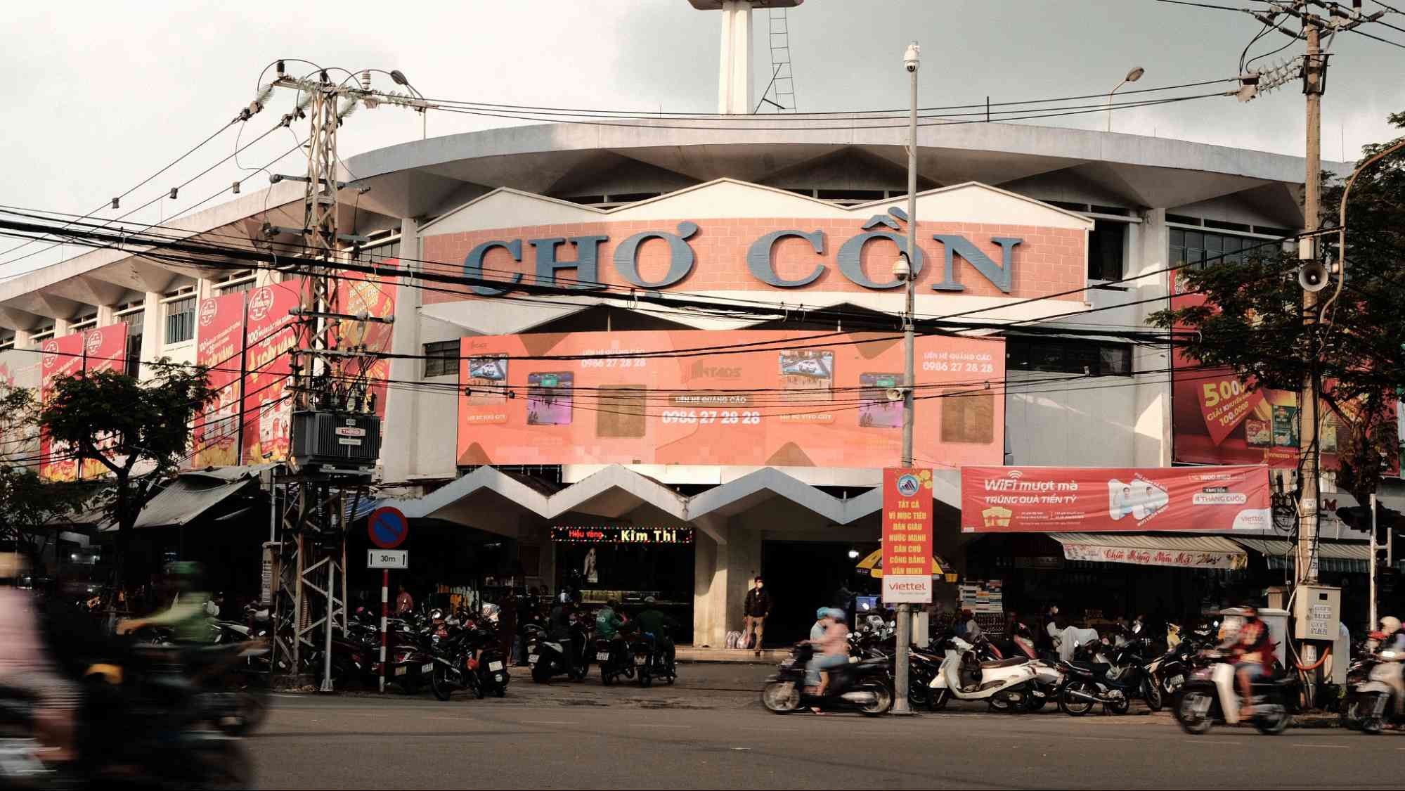 Không khí nhộn nhịp tại chợ Cồn- lịch trình du lịch đà nẵng 4 ngày 3 đêm 