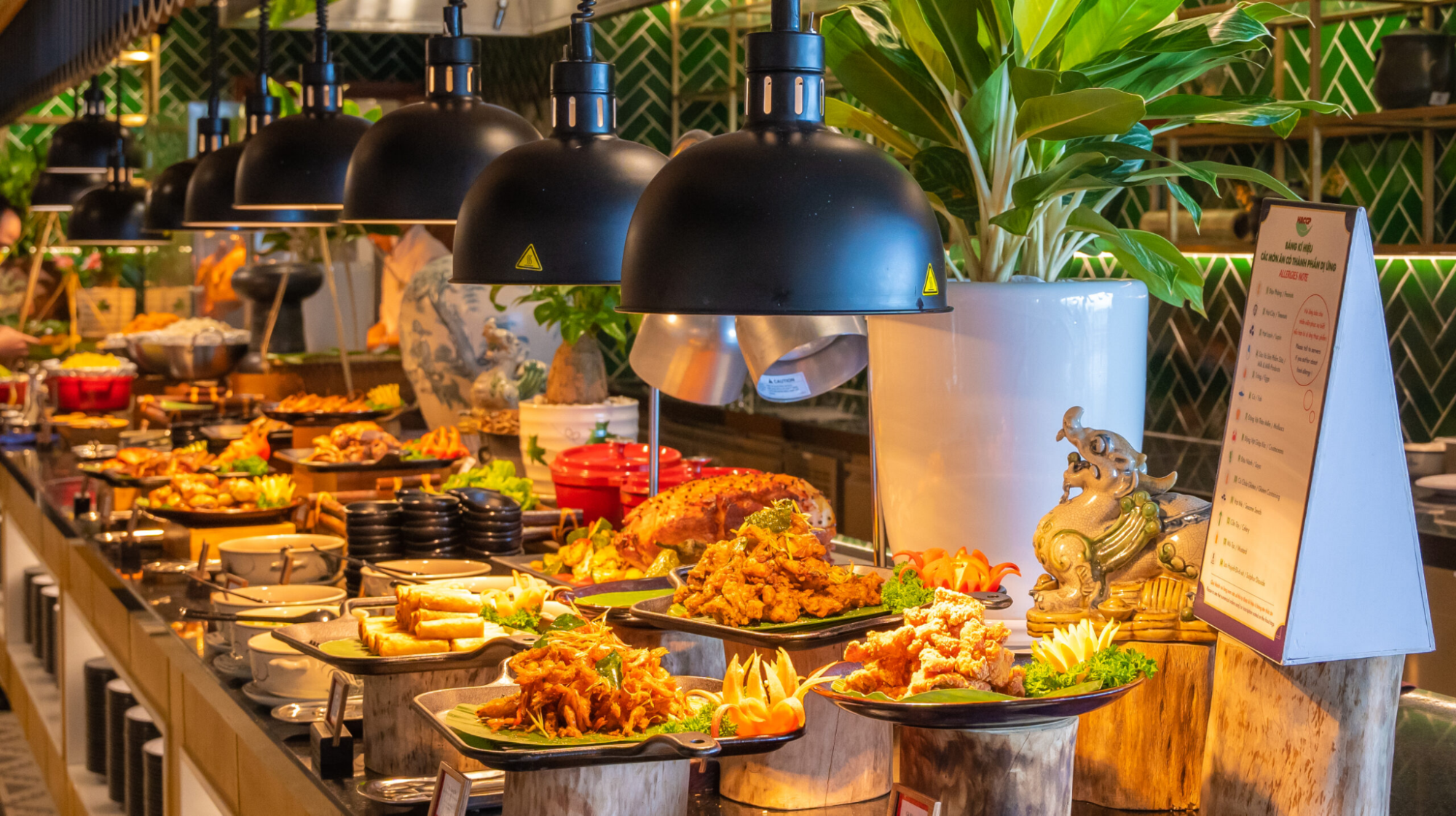 Buffet trưa trên đỉnh Bà Nà - lịch trình du lịch dà nẵng 4 ngày 3 đêm