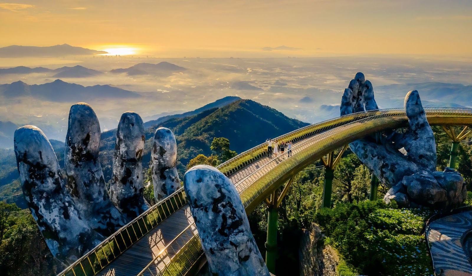 Cầu Vàng trong buổi sáng nhiều mây - 