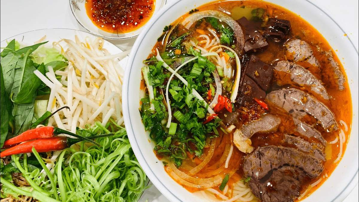 Bún bò buổi sáng đông khách địa phương - quán ăn ngon rẻ ở đà nẵng