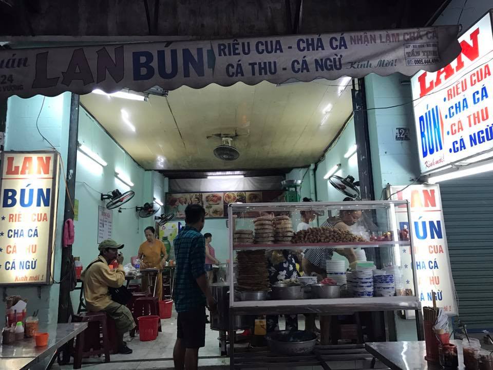 Tại đường Hùng Vương (Đà Nẵng), nổi bật nhất là Lan Bún Chả Cá 424 Hùng Vương với nghề gia truyền gần 40 năm