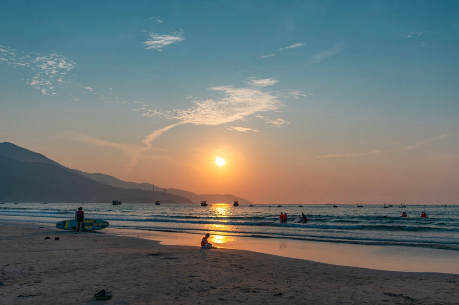 Bình minh rực rỡ tại biển Mân Thái Đà Nẵng