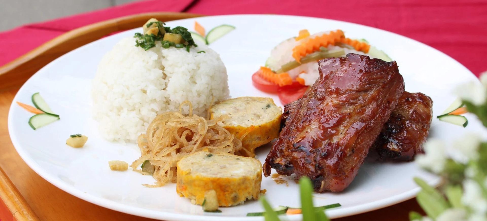 Món cơm tấm được bày trí tinh tế và hấp dẫn