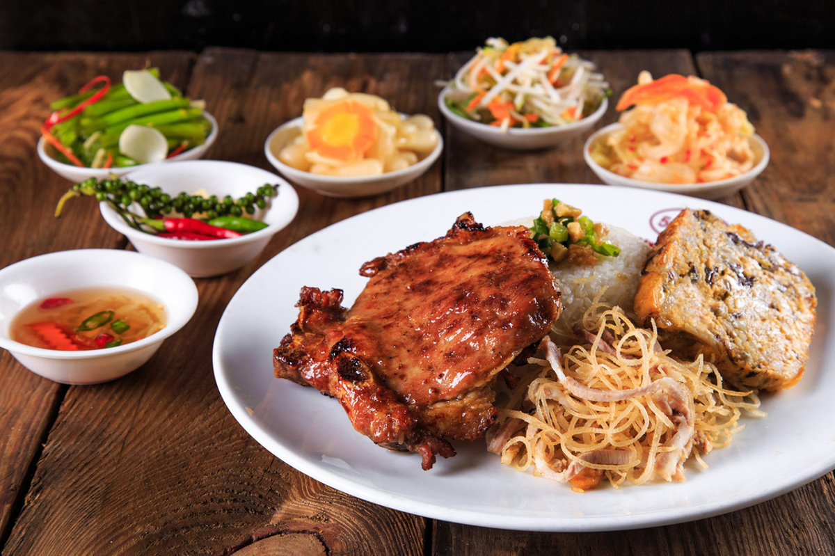 Cơm tấm cùng với nhiều món ăn cùng hấp dẫn 
