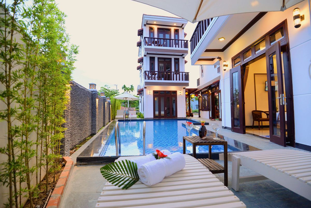 cảnh hồ bơi khách sạn cam thanh village villa
