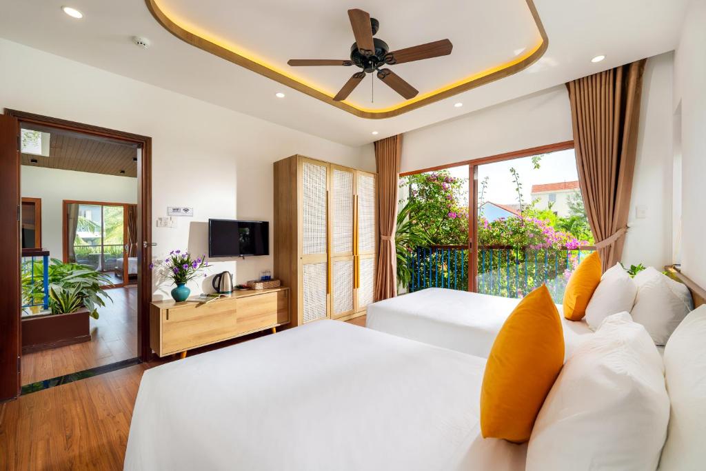 Nội thất gỗ sáng màu kết hợp cửa kính đón ánh sáng tự nhiên - homestay gần biển hội an 