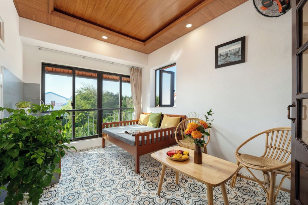 Ban công nhỏ nhìn ra cây xanh, phù hợp tận hưởng không khí trong lành mỗi sáng- homestay giá rẻ hội an