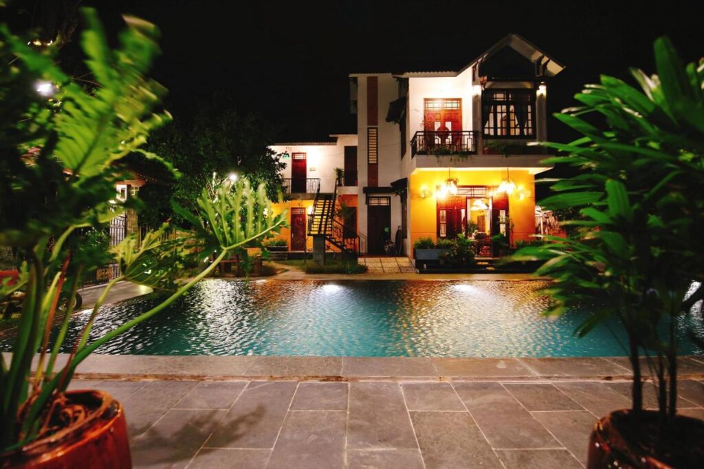 Hồ bơi nằm giữa khuôn viên nhiều cây xanh, thích hợp thư giãn sau hành trình khám phá - homestay giá rẻ hội an