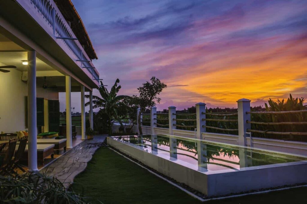 Khung cảnh hoàng hôn phản chiếu mặt nước tạo nên góc ngắm cảnh đầy cuốn hút- homestay giá rẻ hội an