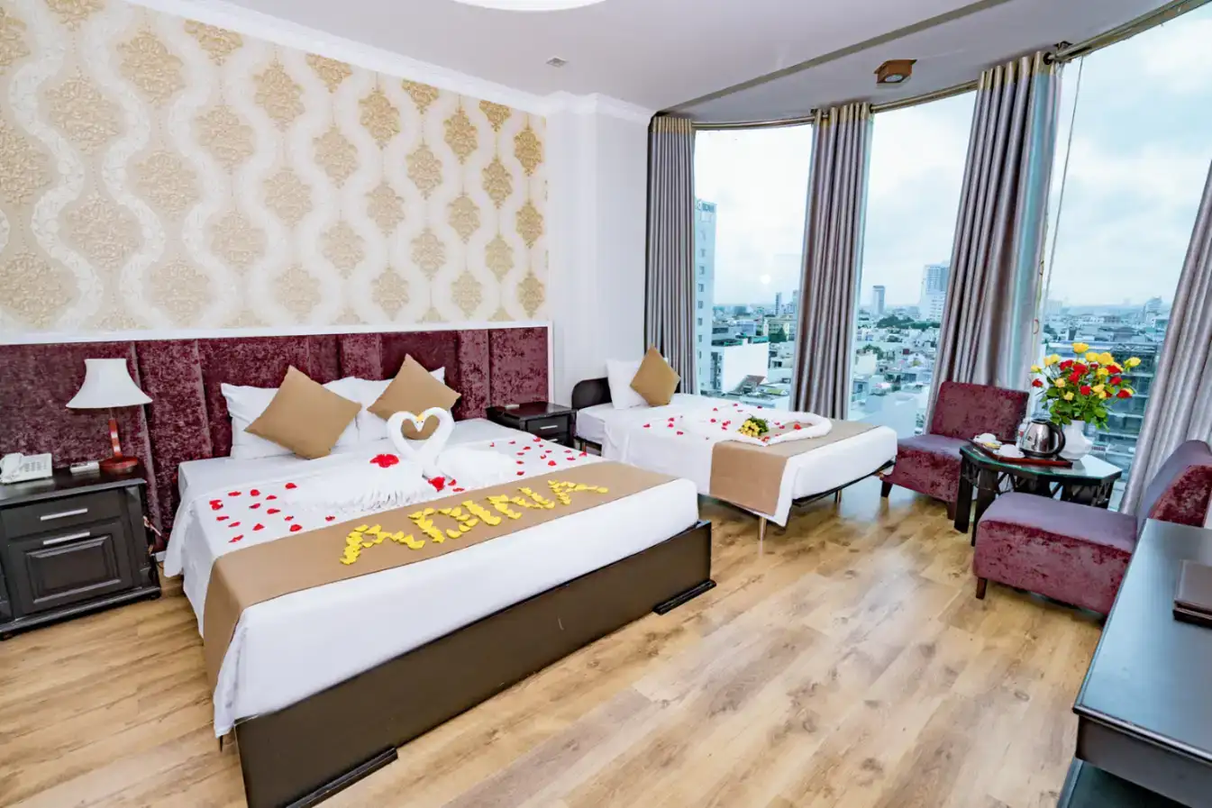 Phòng ngủ khách sạn Adina Hotel