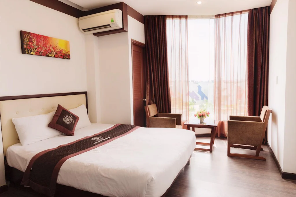 Góc tiếp khách cạnh cửa sổ giúp căn phòng thêm sáng và thoáng vào ban ngày - khách sạn đường 2 tháng 9 đà nẵng