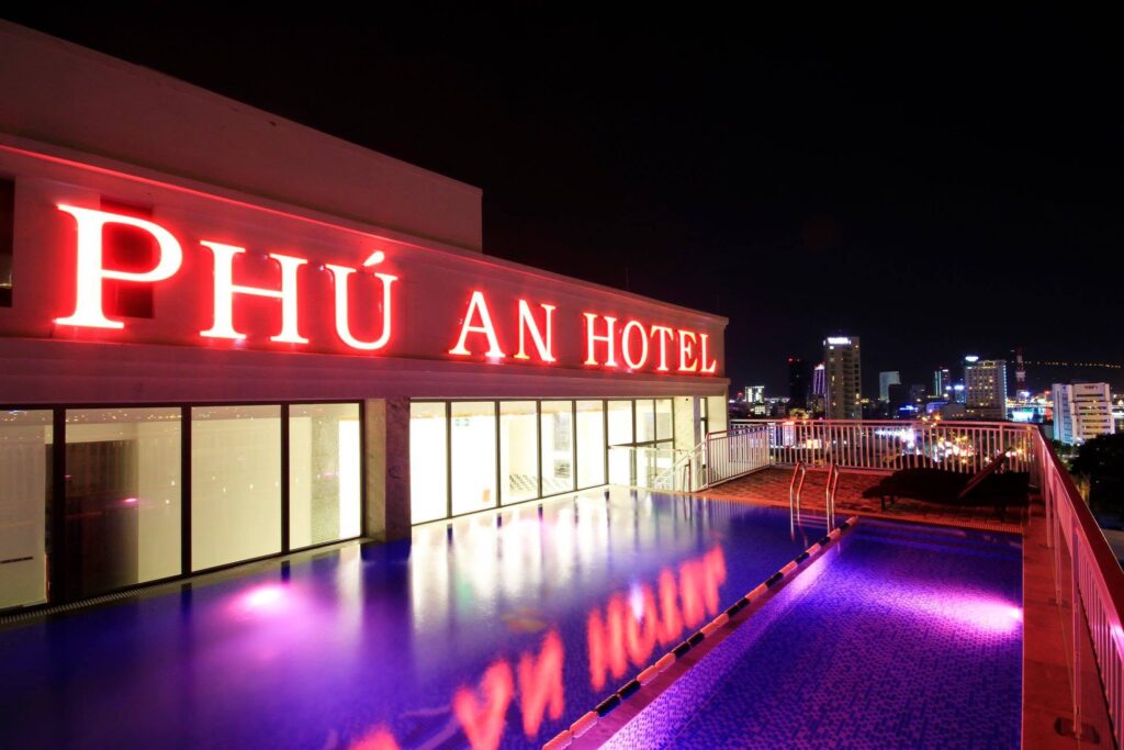 Rooftop kết hợp hồ bơi mang đến góc ngắm thành phố lung linh về đêm - khách sạn đường 2 tháng 9 đà nẵng