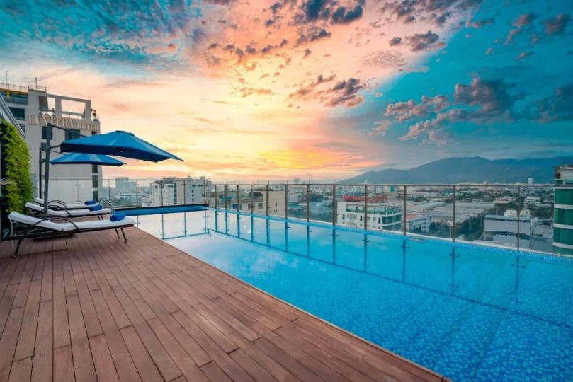 Hồ bơi vô cực khách sạn Luxtery Hotel Da Nang